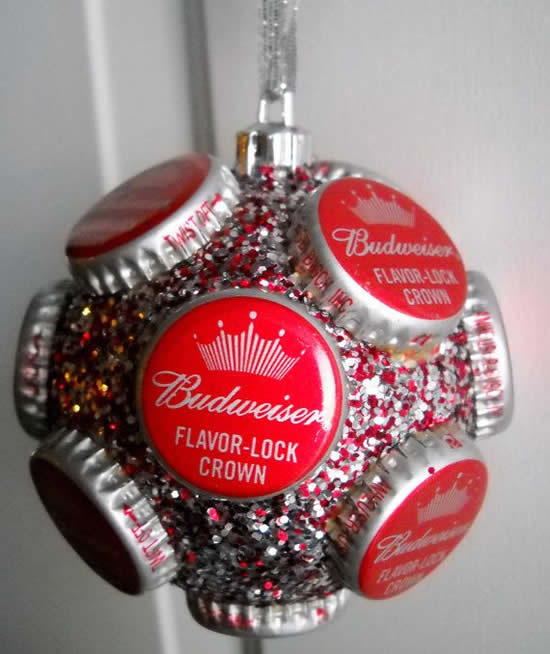Bola de Natal decorada com tampinhas