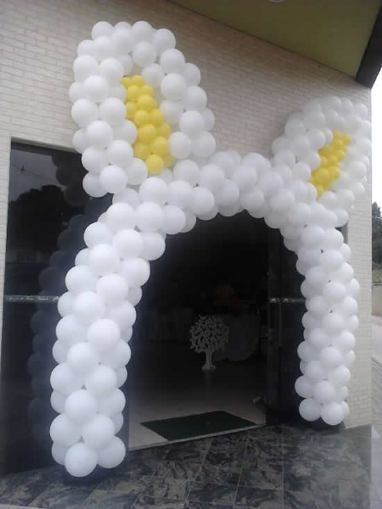 Portal com balões em formato de orelha de coelhinho para Páscoa